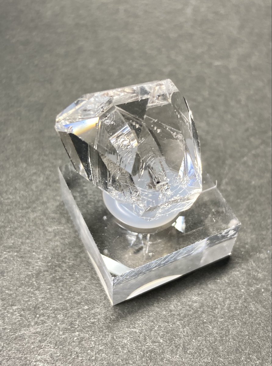 ハーキマークォーツ
ほたるみねらる様(<a href="/hotarumineral/">ほたるみねらる</a>)より
鉱物収集を始めた時から気になっていたハーキマー、透明度の高いものを探していたら出会いました。
美しさもさることながら形もよく、色々な角度から見たくなる鉱物標本です！