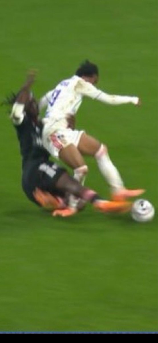 _BeFootball's tweet photo. Liam Rosenior 🏴󠁧󠁢󠁥󠁮󠁧󠁿 sur le carton rouge d’Ismaël Doukouré 🇫🇷🤦‍♂️:

« 𝗡𝗢𝗡 (ce n’est pas mérité). 𝗖𝗘 𝗡’𝗘𝗦𝗧 𝗣𝗘𝗨𝗧-𝗘̂𝗧𝗥𝗘 𝗣𝗔𝗦 𝗩𝗢𝗧𝗥𝗘 𝗔𝗩𝗜𝗦 𝗠𝗔𝗜𝗦 𝗖’𝗘𝗦𝗧 𝗟𝗘 𝗠𝗜𝗘𝗡. 𝗟’𝗔𝗥𝗕𝗜𝗧𝗥𝗘 𝗔 𝗝𝗨𝗚𝗘́ 𝗟𝗔 𝗕𝗟𝗘𝗦𝗦𝗨𝗥𝗘, 𝗣𝗔𝗦 𝗟’𝗔𝗖𝗧𝗜𝗢𝗡. 🟥

Ce carton rouge 𝗡𝗘 𝗗𝗢𝗜𝗧 𝗝𝗔𝗠𝗔𝗜𝗦 𝗘𝗧𝗥𝗘 𝗥𝗢𝗨𝗚𝗘, il doit être jaune. 🟨 »

(CP)