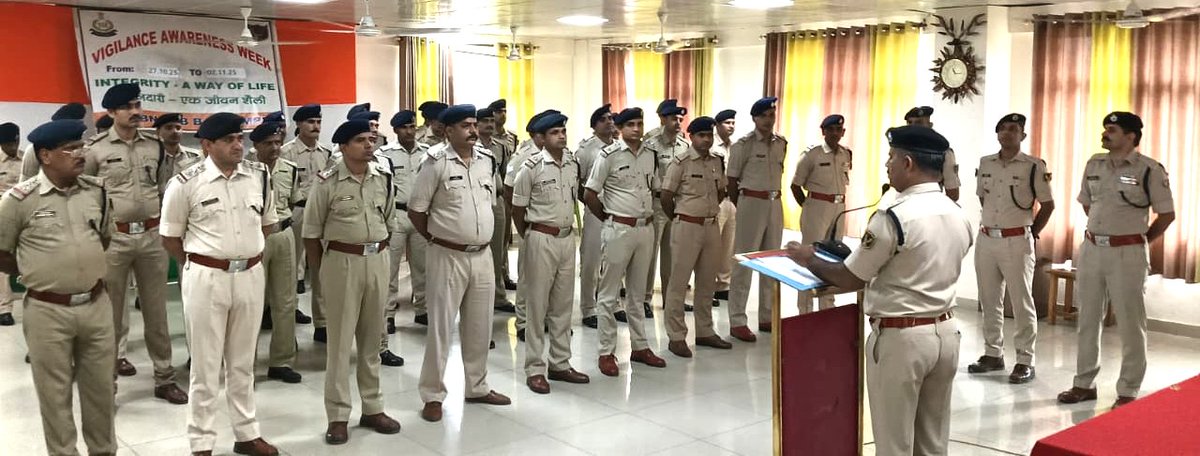 दिनांक -27.10.25 को कस्तूरी लाल कमान अधिकारी ,50वीं वाहिनी स.सी.बी. बलरामपुर के द्वारा  वाहिनी के कार्मिकों  को शपथ दिलाकर "सतर्कता जागरूकता सप्ताह  "का शुभारम्भ किया गया ,जिसमें वाहिनी के अधिकारी एवं कार्मिक उपस्थित रहे |
<a href="/SSB_INDIA/">Sashastra Seema Bal</a> ,
<a href="/SSBFTRLUCKNOW/">SSB FTR LUCKNOW</a> ,
<a href="/SSBSHQGKP/">SHQ SSB Gorakhpur</a>,@CVCINDIA