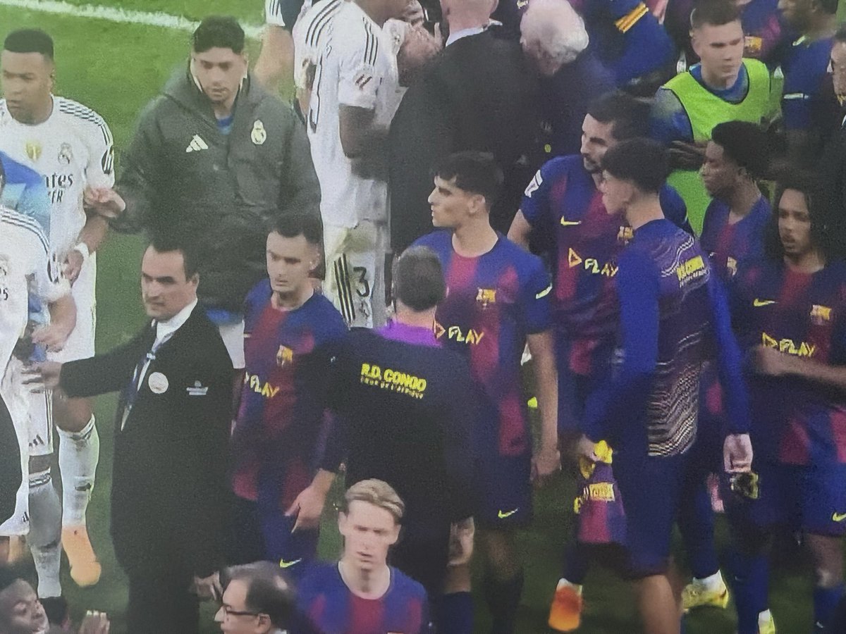 FidelesNgabo's tweet photo. Classico @realmadrid 🆚 @FCBarcelona le cœur de l’Afrique, la #RDCongo, brille sur  le banc du Barça 
🇨🇩 désormais visible sur le banc catalan https://t.co/fGr4UWDGft