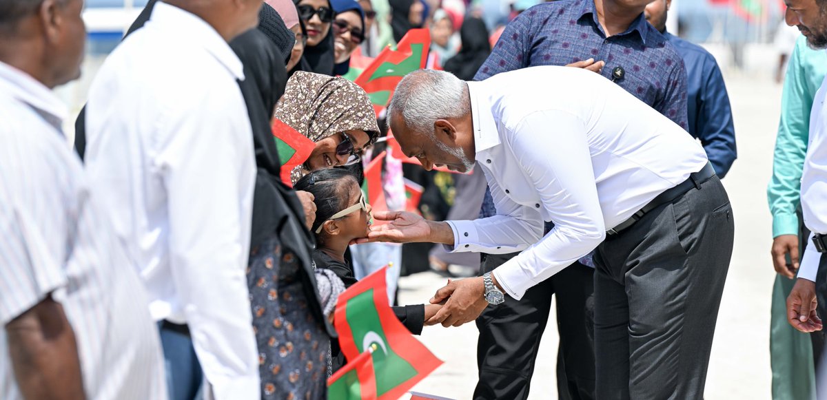 ރައީސް ޑރ. މުޢިއްޒު ޅ.  ކުރެންދޫ ރައްޔިތުން ގާތަށް!

#RayyithunGaathah
#LhaviyaniAtollVisit