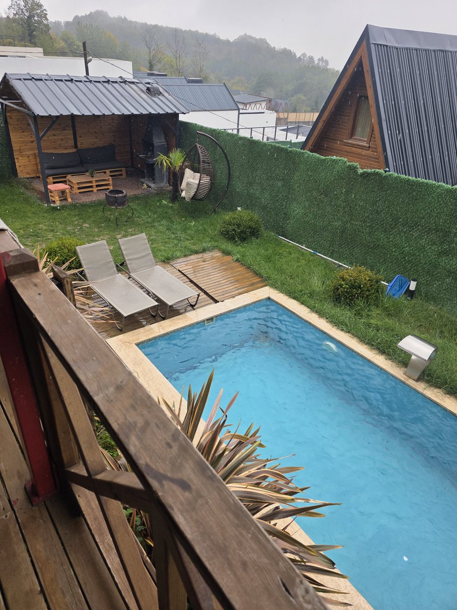 Hani derler ya dünyaya yine gelsem yine seni severim diye..
Senin yanından geçersem yedi sülalemi kainat s..ks..n...