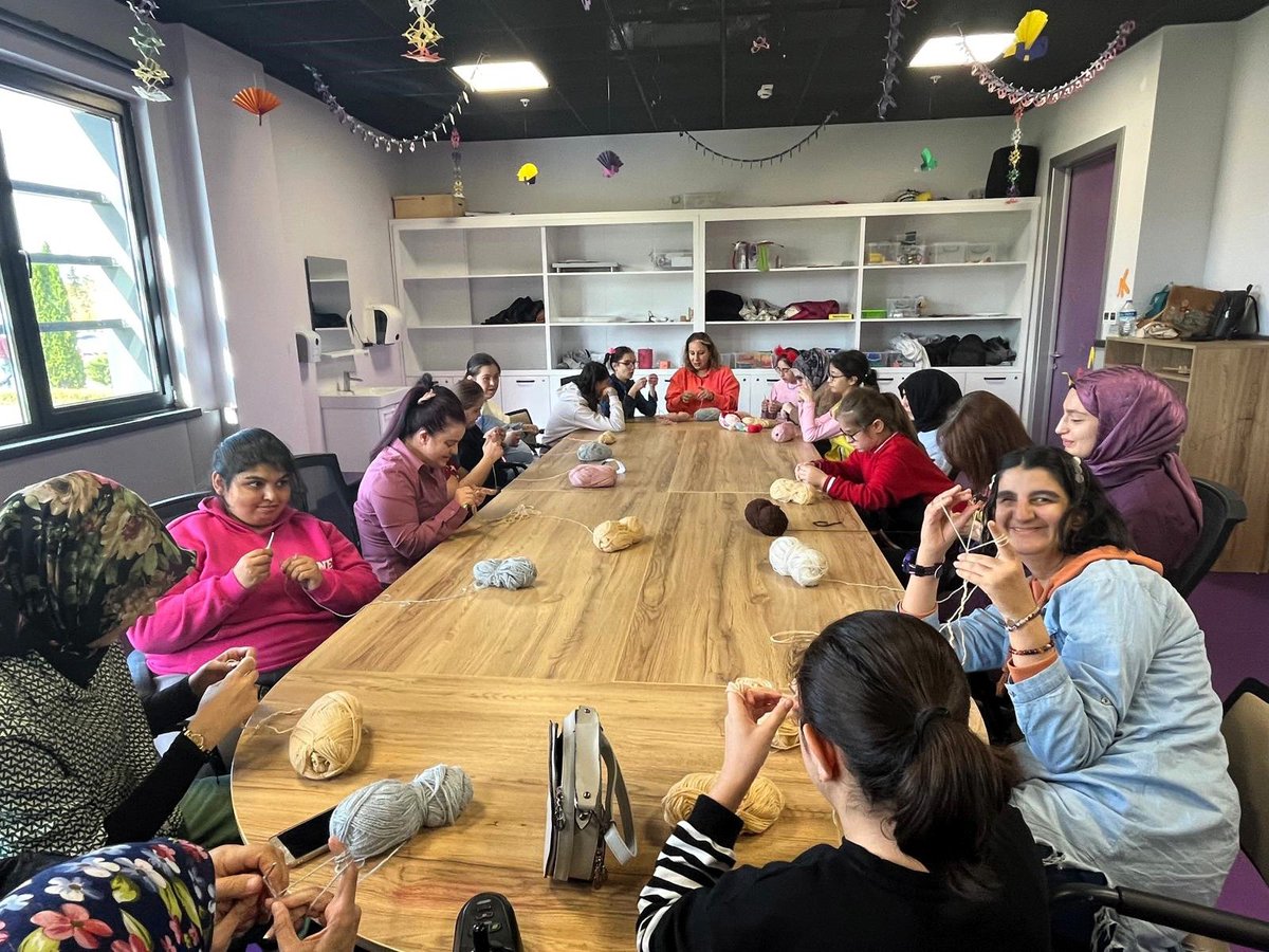 İlmek değil sevgi örüyoruz…💕

#workshop
#bizimkızlar
#kayseribüyükşehirbelediyesi