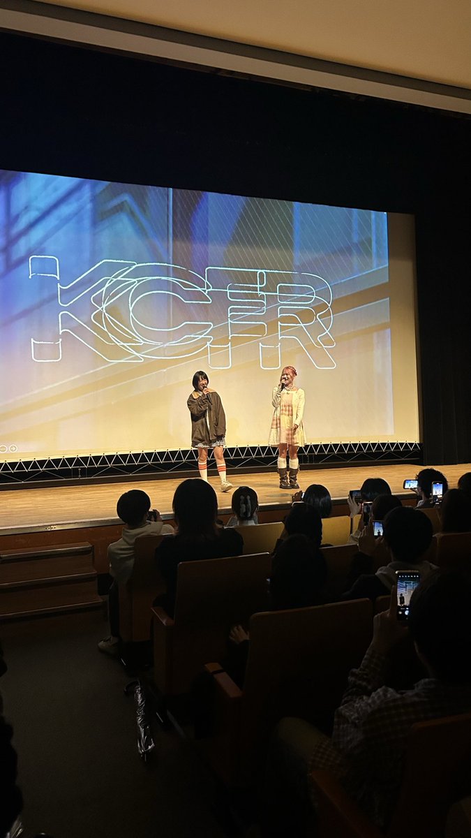 nannbakazuo's tweet photo. #KCFR
唯一今回のライブで二人が
地面についてた瞬間 https://t.co/tEHJEWyF92