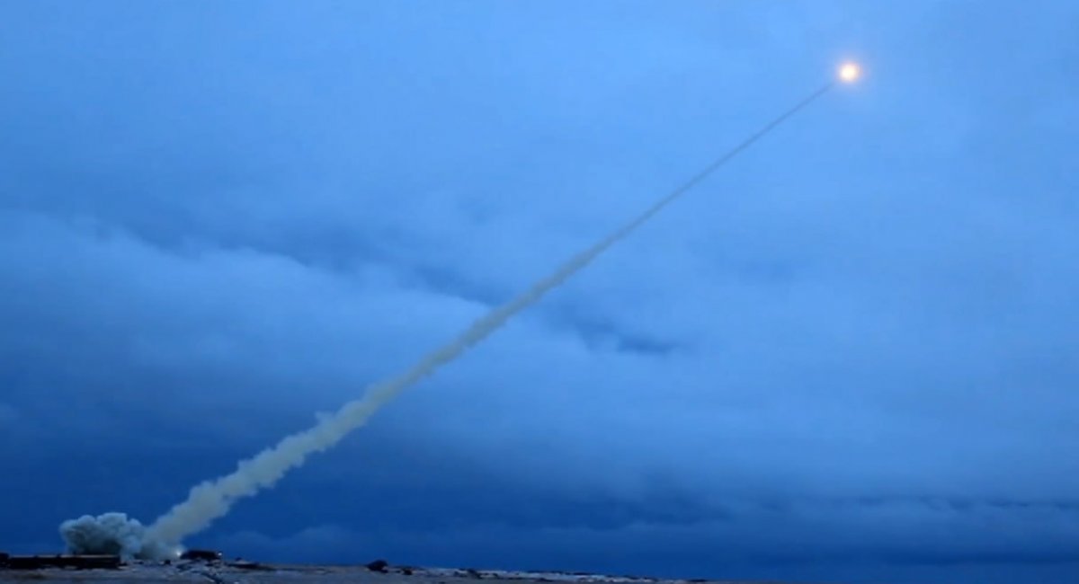Etienne_Marcuz's tweet photo. ☢️🇷🇺Missile de croisière à propulsion nucléaire Burevestnik - un non-événement pour la France (et le Monde) 🇷🇺☢️

Hier, la Russie a annoncé la fin des essais du Burevestnik, qui aurait parcouru 14 000 km en quinze heures lors de son dernier vol. S'il s'agit bien d'une prouesse technologique, il ne changera en rien la donne stratégique.

--

Le Burevestnik est un missile de croisière subsonique, à l'instar du Tomahawk US, du SCALP-EG franco-britannique ou du Kh-101/102 russe. Rappelons ici que les missiles Kh-101 ont un bilan très mitigé en Ukraine en raison de leur vulnérabilité face aux défense antiaériennes. Le Burevestnik innove toutefois par son mode de propulsion nucléaire qui lui confère théoriquement une portée illimitée, là où celle des autres systèmes varie de quelques centaines à quelques milliers de kilomètres. Dans les faits, la portée du Burevestnik a très probablement une limite, non pas par son carburant mais par les autres fluides nécessaires au fonctionnement de tout moteur avec des parties mobiles, en particulier les huiles.

Cette portée intercontinentale permet aux planificateurs de choisir des plans de vol atypiques. Plutôt qu'un vol plus ou moins direct vers sa cible, le nouveau missile pourrait partir dans la direction opposée et prendre les défenses à revers.

Cela présente un certain intérêt pour atteindre des cibles très éloignées comme aux Etats-Unis. Plutôt que de passer par le Grand Nord, doté d'un maillage radar relativement dense, le Burevestnik pourrait descendre plein Sud au-dessus des océans Atlantique ou Pacifique avant de remonter par exemple par la frontière mexicaine, nettement moins surveillée.

L'idée derrière ce nouveau missile était en effet de contrer les efforts étatsuniens en matière de défense antimissile balistique, après leur retrait du traité ABM en 2002. Craignant que leur dissuasion nucléaire, principalement basée sur des vecteurs balistiques, ne devienne obsolète, les autorités russes ont lancé plusieurs programmes d'armes nouvelles, parmi lesquelles le Burevestnik mais aussi la torpille nucléaire Poséidon ou encore le planeur hypersonique intercontinental Avangard. L'objectif étant de garantir une vulnérabilité mutuelle entre les deux puissances nucléaires.

Le Burevestnik ne peut en effet être vu que comme une arme de dissuasion. Sa propulsion nucléaire en fait de facto une arme dont l'emploi aurait pour conséquence de graves contaminations radiologiques sur la zone d'impact et pourrait donc justifier des représailles nucléaires. Ceci fait du Burevestnik une arme de non-emploi réservée aux cas les plus extrêmes de conflit nucléaire majeur entre les Etats-Unis et la Russie.

Or, malgré les milliards de dollars investis dans les projets de défense antimissile balistique, les Etats-Unis n’ont jamais réussi à mettre au point un système pouvant contrer efficacement une attaque balistique massive, rendant le Burevestnik et les autres projets redondants avec les moyens plus classiques de la dissuasion russe. Cela pourrait changer dans le futur avec le projet de Dôme d’Or de l’administration Trump, mais celui-ci ne devrait pas se concrétiser avant de très longues années, s’il aboutit un jour.

Enfin, cette nouvelle arme ne présente aucun intérêt sur le théâtre européen. Comme dit plus haut, le Burevestnik ne diffère du Kh-102 ou du Kalibr (pouvant être équipé d'une charge nucléaire) que par une portée plus grande. Or, le Kh-102 et le Kalbir nucléaire ont déjà une portée estimée à plusieurs milliers de kilomètres (jusqu’à 3500 km pour le Kh-102 selon certaines sources), permettant des trajectoires complexes pour frapper l'ensemble du territoire européen. Par ailleurs, tout comme les Etats-Unis, l'Europe ne dispose pas d'un bouclier antimissile permettant d'intercepter une attaque massive de missiles balistiques et de croisière. L'Europe est donc d'ors et déjà vulnérable aux vecteurs russes à charge nucléaire, tout comme la Russie est vulnérable aux armes français et britanniques.

--

En résumé, oui, le Burevestnik est une belle prouesse technologique, pour laquelle on peut saluer l'expertise russe en matière d'ingénierie aéronautique et nucléaire. Mais cette arme, dont le coût est probablement exorbitant, ne change en rien la balance stratégique entre la Russie et ses adversaires occidentaux. Il s’agit donc d’un non-événement stratégique.