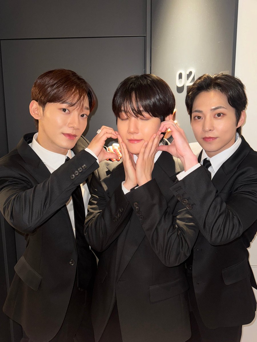 EXOBreakingNews's tweet image. We Stand with CBX & EXO
@SMTOWNGLOBAL ; WHY IS CBX NOT INCLUDED IN EXO FAN MEETING & THE COMEBACK ?? WHY ARE U EXCLUDING CBX ??
We Also Want CBX To Be Included In FanMeet & Comeback !!
#AlwaysWithOT9 #CBX_is_part_of_EXO
#첸백시는_엑소의_일부입니다 #EXO
 #BAEKHYUN #CHEN #XIUMIN