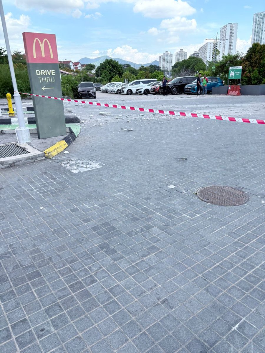 Sekeping dinding konkrit setebal 3 inci runtuh dari tingkat 12, Setia Triangle, Bayan Lepas, P.Pinang tengah hari tadi.

Serpihan menjunam ke kawasan bawah bangunan, nyaris hempap orang awam yang lalu-lalang ketika waktu puncak makan tengah hari.