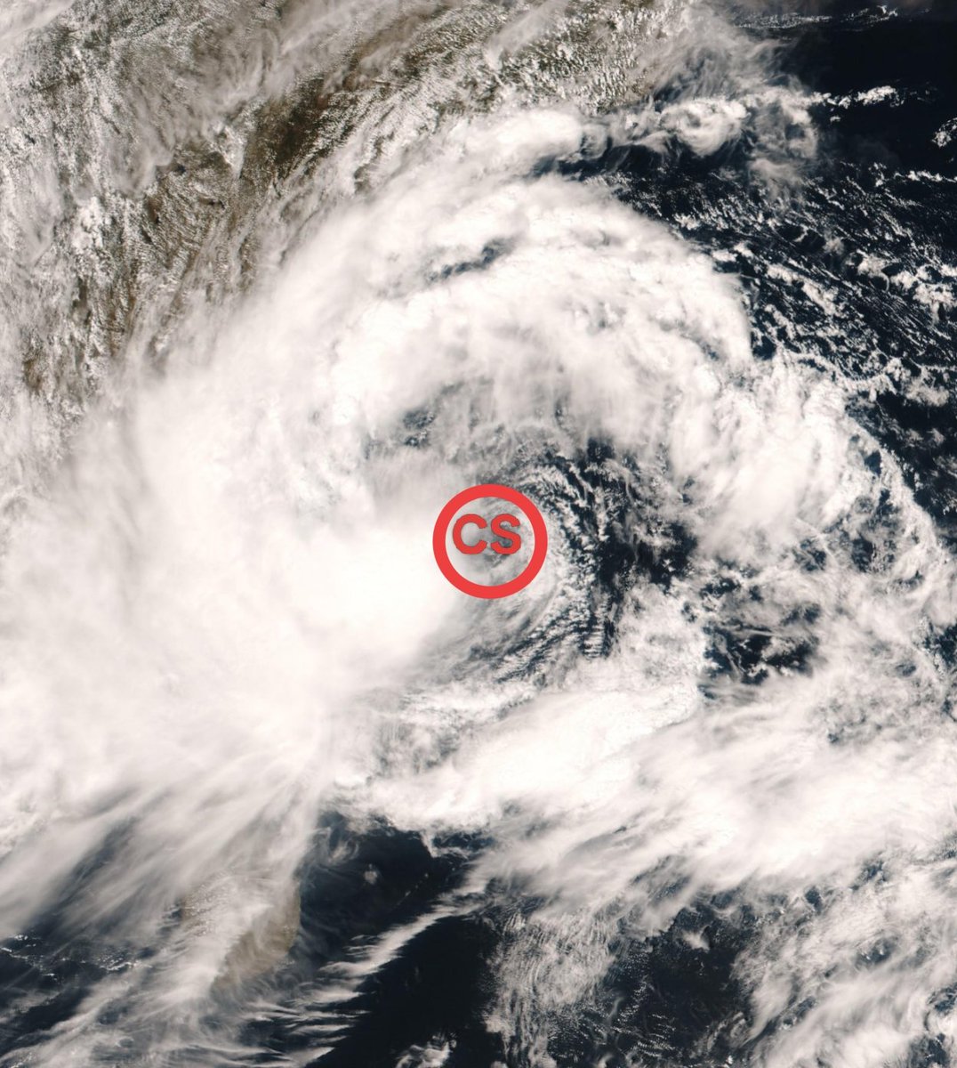 shetty_athreya's tweet image. Severe #CycloneMontha Update 6🌀

Cyclonic Storm Montha moved NW over last 12hrs and lay 480km east of #Chennai and 538km SE of #Machilipatnam as of 12pm today. Max winds are 70-80kmph gusting 85kmph with central pressure of 994mb.

To intensify into a Severe Cyclonic Storm by