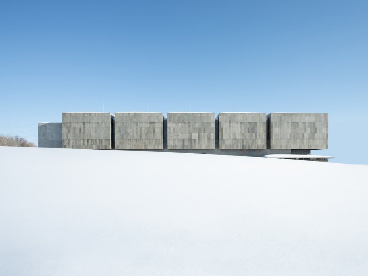 goando's tweet image. こんな美しいデータセンターが日本にあるのか...

&quot;ZED 石狩&quot;
 京セラが石狩に開設した、再エネ100%のゼロエミッション・データセンター。視覚的にも景観を損なわないのが良い。

This Japanese Data Center Uses Snow and Wind to Stay 100% Green
yankodesign.com/2025/10/24/thi…