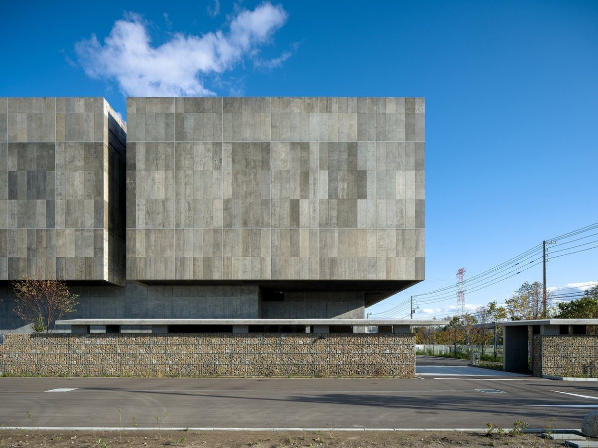 goando's tweet image. こんな美しいデータセンターが日本にあるのか...

&quot;ZED 石狩&quot;
 京セラが石狩に開設した、再エネ100%のゼロエミッション・データセンター。視覚的にも景観を損なわないのが良い。

This Japanese Data Center Uses Snow and Wind to Stay 100% Green
yankodesign.com/2025/10/24/thi…