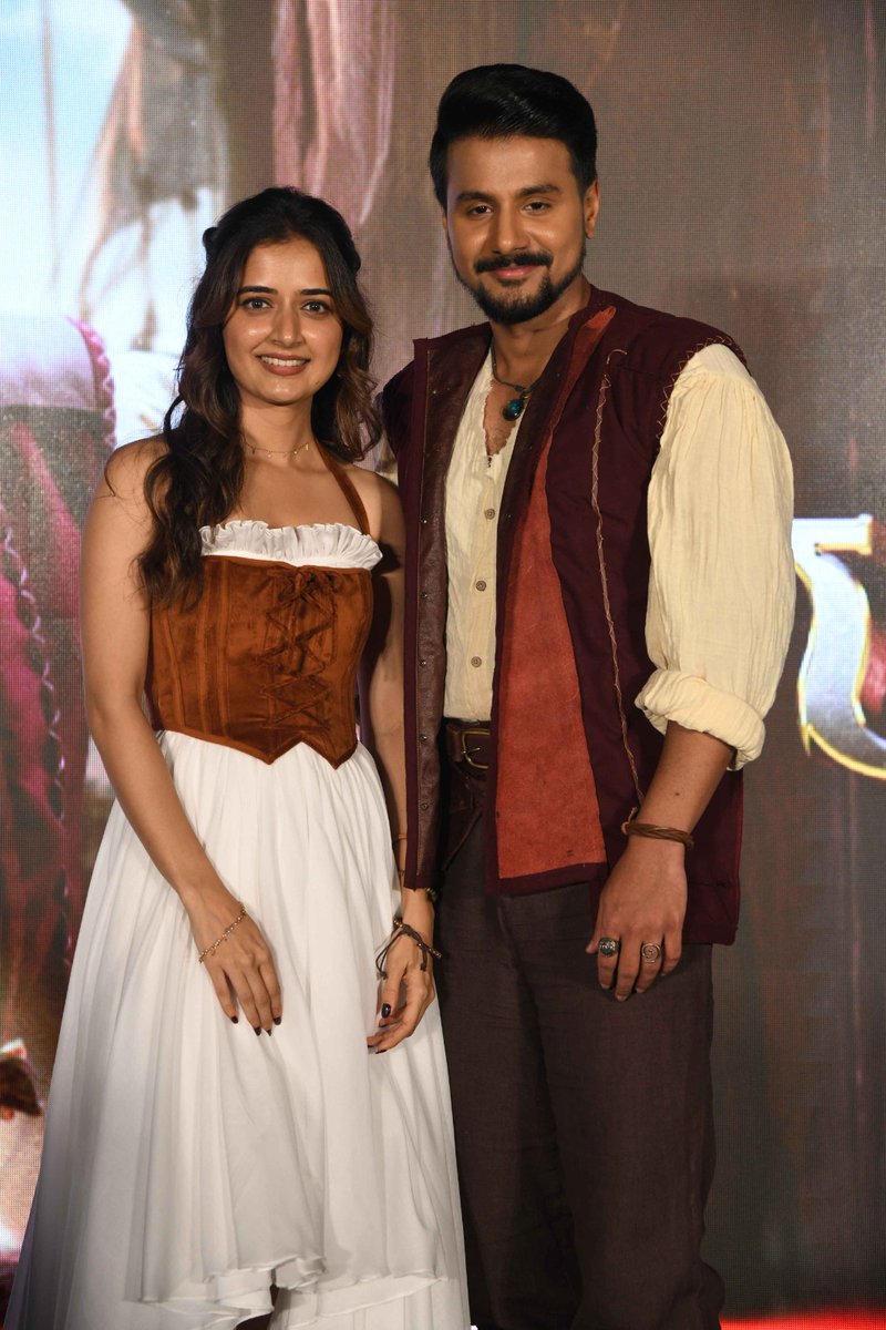 saraswathi1717's tweet photo. ಸಿಂಪಲ್ ಸುನಿ ಅವರ 'ಗತವೈಭವ' ಫಿಲಂ ಸಾಂಗ್ ರಿಲೀಸ್ ಮಾಡಿದ ಶಿವಣ್ಣ..ನವೆಂಬರ್ ತಿಂಗಳಲ್ಲಿ ಚಿತ್ರ ಬಿಡುಗಡೆ..
@SimpleSuni @NimmaShivanna
#ಗತವೈಭವ #Dushyanth #AshikaRangnath #Kannada #Nov14th
@PROHarisarasu https://t.co/1C41mHDaWB