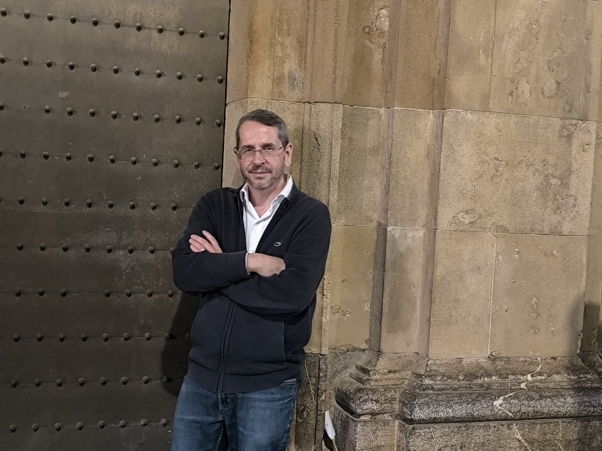 En la Mezquita de Córdoba. Una lectora me comentó ayer tras la charla que di en la Feria del Libro que tenía aspecto de curita y que le sorprendieron mis ideas de izquierdas. Qué lástima que ya nadie recuerde a los teólogos de la liberación, ferozmente anticapitalistas y