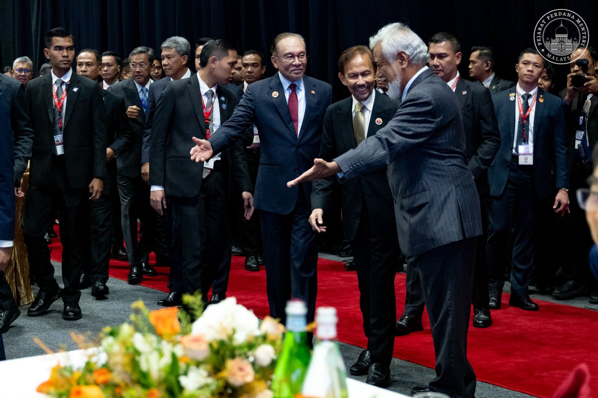 anwaribrahim's tweet image. Alhamdulillah, Malaysia ternyata gembira dan berbangga tatkala menyumbang kepada kemasukan Timor-Leste sebagai anggota ke-11 ASEAN. 

Malaysia memahami serta menggarap sejarah panjang serta deritanya di masa lalu, lantas kita memanfaatkan peranan ‘Chair of ASEAN 2025’ dengan…