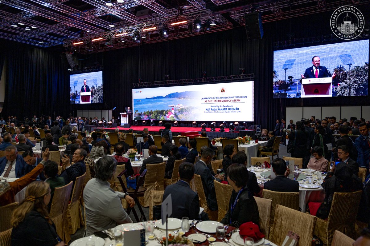 anwaribrahim's tweet image. Alhamdulillah, Malaysia ternyata gembira dan berbangga tatkala menyumbang kepada kemasukan Timor-Leste sebagai anggota ke-11 ASEAN. 

Malaysia memahami serta menggarap sejarah panjang serta deritanya di masa lalu, lantas kita memanfaatkan peranan ‘Chair of ASEAN 2025’ dengan…