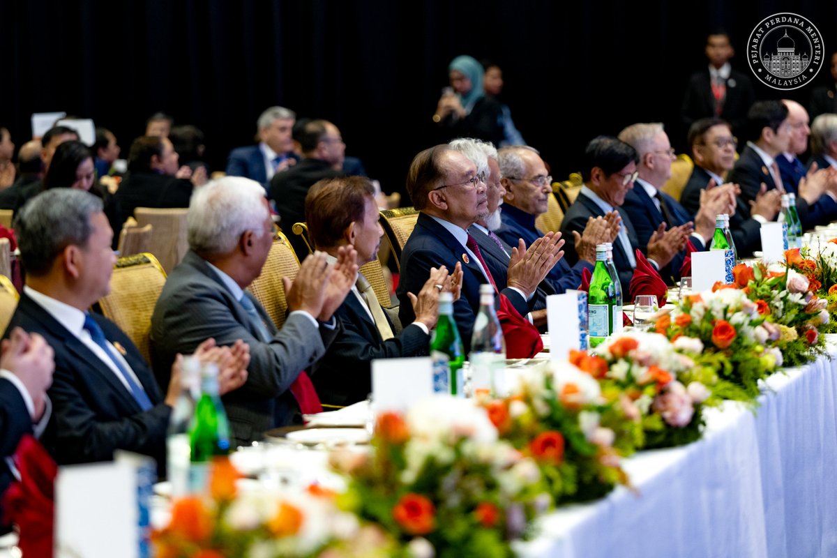 anwaribrahim's tweet image. Alhamdulillah, Malaysia ternyata gembira dan berbangga tatkala menyumbang kepada kemasukan Timor-Leste sebagai anggota ke-11 ASEAN. 

Malaysia memahami serta menggarap sejarah panjang serta deritanya di masa lalu, lantas kita memanfaatkan peranan ‘Chair of ASEAN 2025’ dengan…