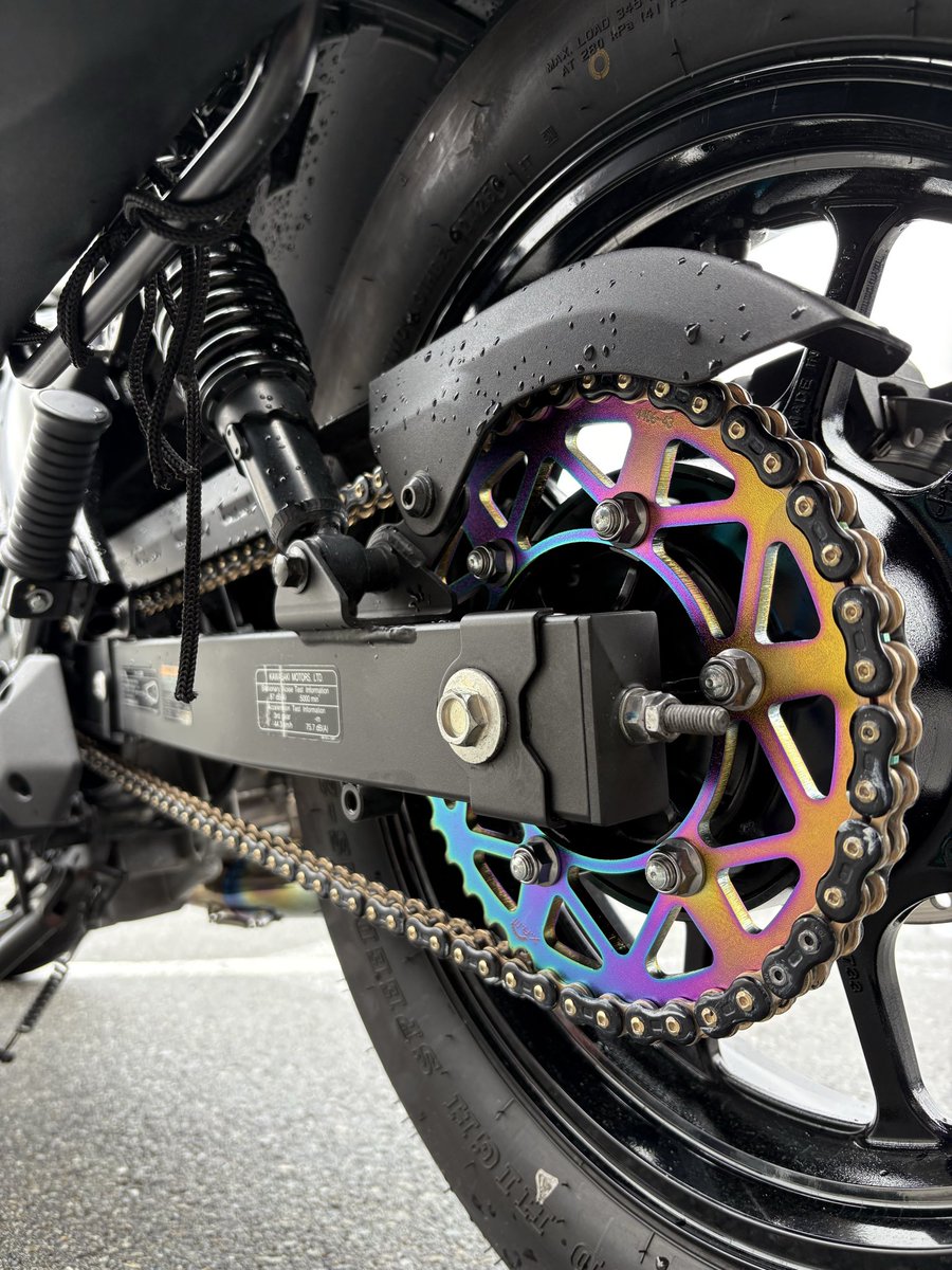 buuuuunko333's tweet image. チェーンとスプロケをチェンジ！
キラっキラ！
走りもパワフルになった😉
#エリミネーター
#ライコランド 
#xam
#EKチェーン