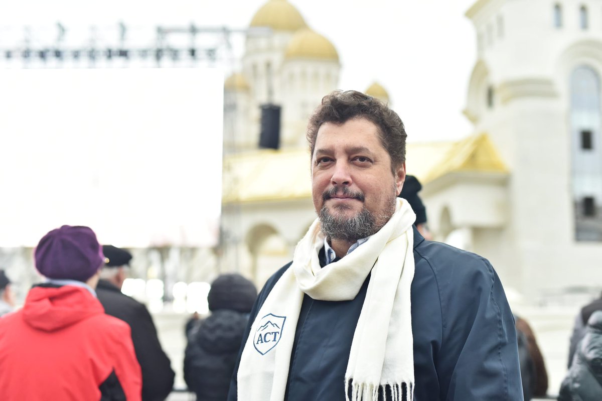 Claudiu_Tarziu's tweet photo. The #duty of #every #politician is to stand by the #Romanians they represent. I #chose to attend the blessing service held in the street, among the #people. https://t.co/sfQAdtS0Yy