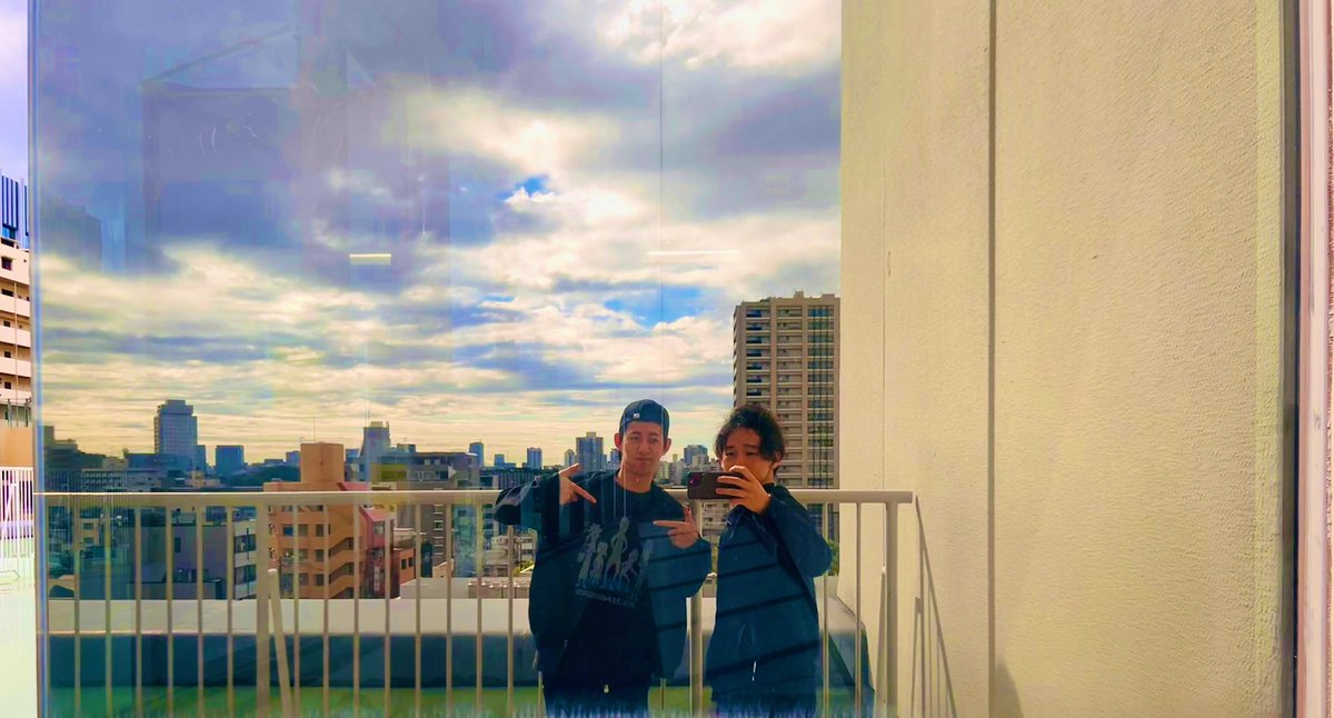 PSrifle's tweet photo. 5公演目、
ご来場ありがとうございました。

本日はお日柄が良く、日光に誘われ外に来た宮下くんが居たので、盗撮しました☀️

明日は休演日、
また明後日お待ちしております🌏

#地球クライシスSOS https://t.co/EPq09UQrla