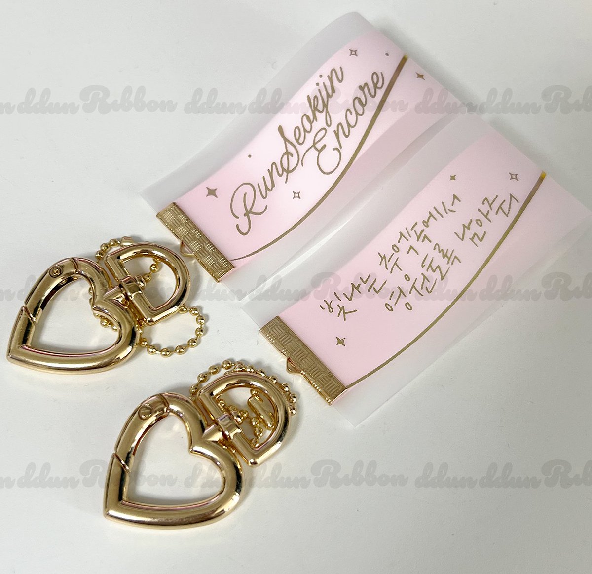 런석진 앙콘에서 리본라벨키링 소량 나눔하려고 합니다
아직 도착전이라 샘플이미지로 먼저 공유해요 
- 11/1 막콘 ,수량 15개
- rt 해주시는 한 분 추첨 현장드림(양일가능)
인증미션은 마마툽이나 스밍(예정)
대문자I의 나눔도전 받아주세요☺️
#RUNSEOKJIN_epTOUR_ENCORE
#방탄소년단진 #Jin