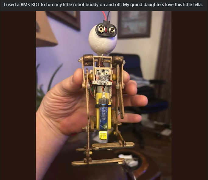 Haftaya, yüzümde kocaman bir gülümseme ile başlamama yol açan o fotoğraf.
Bir dede, benim uzaktan kumandalı zamanlayıcı ile torunlarına robot yapmış, gördüğüm en sevimli şey olabilir. 😍