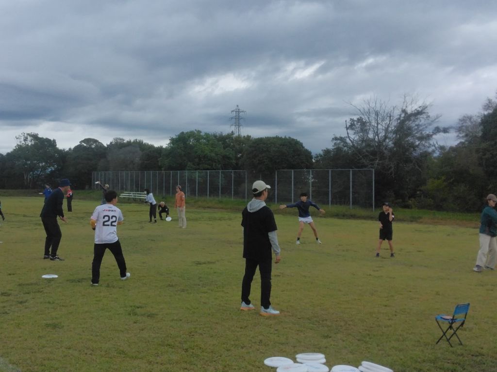 shizuokasports's tweet image. 10/25(土)にアザレア・スポーツクラブ主催でアルティメット体験会を開催しました！🥏

ルールや投げ方を学びながらミニゲームまで大盛り上がり🙌
みんな笑顔でアルティメットを楽しんでくれました！

次回は11/3開催予定！
参加申込み受付中です🏃‍♂️💨
▶️forms.gle/Emn5MZMdAcqWnf…