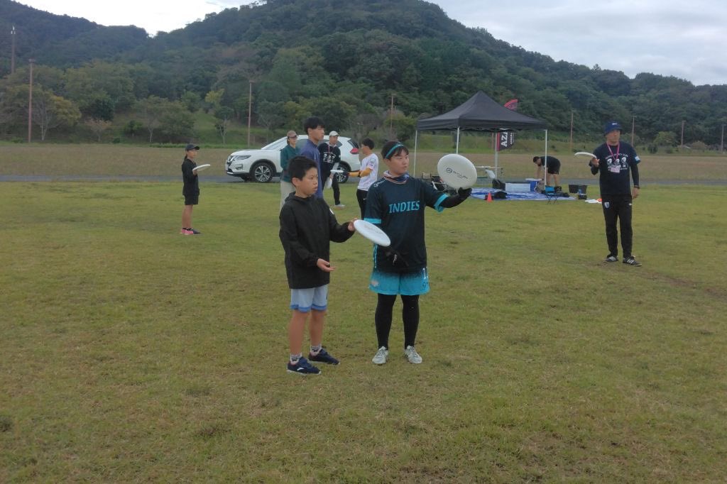 shizuokasports's tweet image. 10/25(土)にアザレア・スポーツクラブ主催でアルティメット体験会を開催しました！🥏

ルールや投げ方を学びながらミニゲームまで大盛り上がり🙌
みんな笑顔でアルティメットを楽しんでくれました！

次回は11/3開催予定！
参加申込み受付中です🏃‍♂️💨
▶️forms.gle/Emn5MZMdAcqWnf…