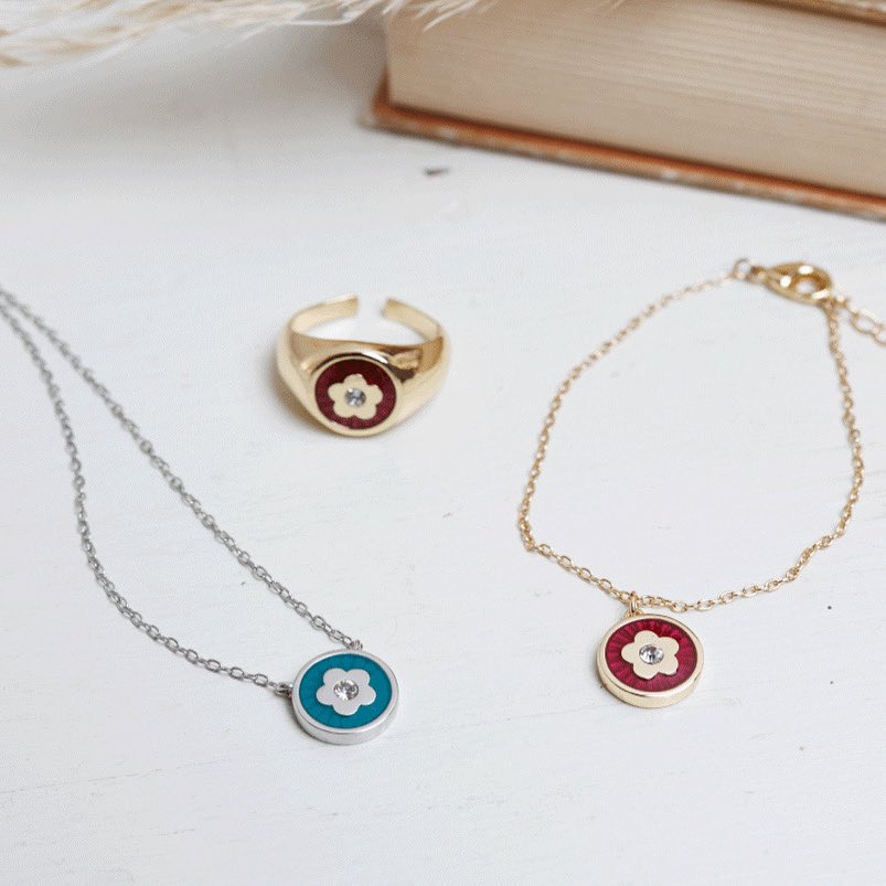 新羅@転職してお返事少し遅めです様 試着のみ☆マリークワント☆スニーカーM 新装版 時代を変えたミニの女王 マリー・クワント | ジェニー