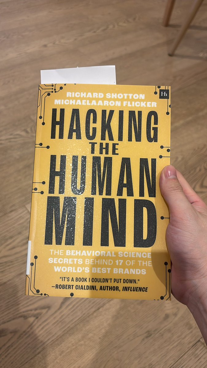 woraperth's tweet photo. ได้หนังสือใหม่จากห้องสมุดมา ชื่อ Hacking the human mind อ่าน 2 บทแล้ว (บทนึงสั้น อ่านง่าย)

เล่มนี้แกะว่าแบรนด์ดัง ๆ เช่น Apple, KFC, Klarna - Buy now pay later (BNPL) เจ้าแรก ๆในอเมริกา

ทำไมคนถึงใช้แล้วติด ใช้เทคนิคจิตวิทยามนุษย์อะไร (สาย behaviornal science) และมีการทดลองจริงว่าจิตวิทยาแบบนี้เวิร์ค

เช่น บริการแนว BNPL ทำให้คนติดเพราะ:

1. เพิ่มเวลาจ่ายให้ห่างออกไป (defer payment) - คนชอบความสุขตอนได้ของ แต่ไม่ชอบความเจ็บปวดตอนเสียเงิน

บริการ BNPL ทำให้คนได้ของก่อน แล้วค่อยจ่ายตอนหลัง ทำให้คนไม่ต้องเจ็บปวด

2. แบ่งการจ่ายออกเป็นหลายครั้งได้ (split payment) - คนชอบการแบ่งจ่ายเป็นก้อนเล็ก ๆ เพราะรู้สึกเจ็บนิดเดียว

มีการทดลองว่าถ้าสินค้าเดียวกัน แต่โฆษณาว่า
A) ราคา $1 / วัน เป็นเวลา 1 ปี
B) ราคา $350 / ปี
คนจะซื้อแบบ A มากกว่า ต่อให้แบบ A แพงกว่าแบบ B อยู่ถึง $15 / ปี

---

สรุป อ่านสนุกดี ลองไปหาอ่านกันดู ไม่แน่ใจแปลไทยยัง