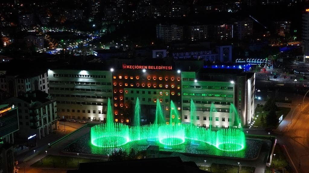 Sevgili Keçiörenliler,

Maalesef Keçiören'de talan devam ediyor. Otoparkı özelleştirip peşkeş çeken Keçiören Belediye Başkanı şimdi de Otoparkın üzerinde bulunan ses ve ışık gösterisine sahip meydanı sökerek bir kafeye peşkeş çekiyor.

Böyle bir meydan Ankara'da tek, Türkiye'de