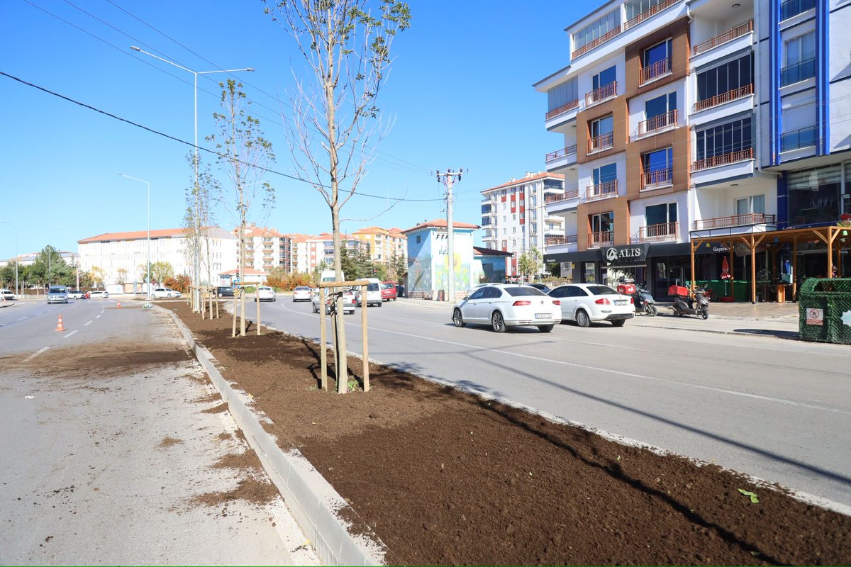 Yeşile dokunan el, geleceğe umut eker...🍀❤️

📍Alpaslan Türkeş Bulvarında çim ekimi ve gübreleme çalışmalarımızı titizlikle sürdürüyoruz...👨🏻‍🌾🫘😎

Her gün binlerce vatandaşımızın geçtiği bu güzergâhı, daha yeşil, daha canlı ve daha estetik bir görünüme kavuşturmak için çalışan