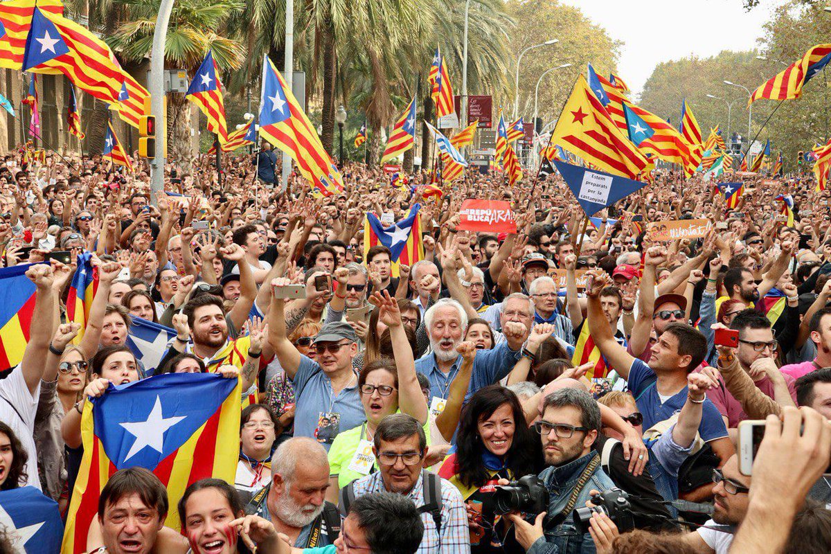 ⬛️⬜️ El 27-O de 2017, fa 8 anys, Catalunya esdevenia un estat independent en forma de república.

✅ La societat civil hi era per defensar-la.
✅ Centenars de municipis hi van donar suport.
❌ Només va faltar la determinació i estratègia del Govern, que no va estar a l'altura.