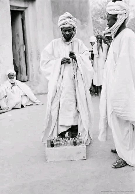 DUNIYA LABARI.

Wani Mai Siyar Da Turare A Birnin Kano Najeriya 1920 Yau Shekaru (105) Kenan.