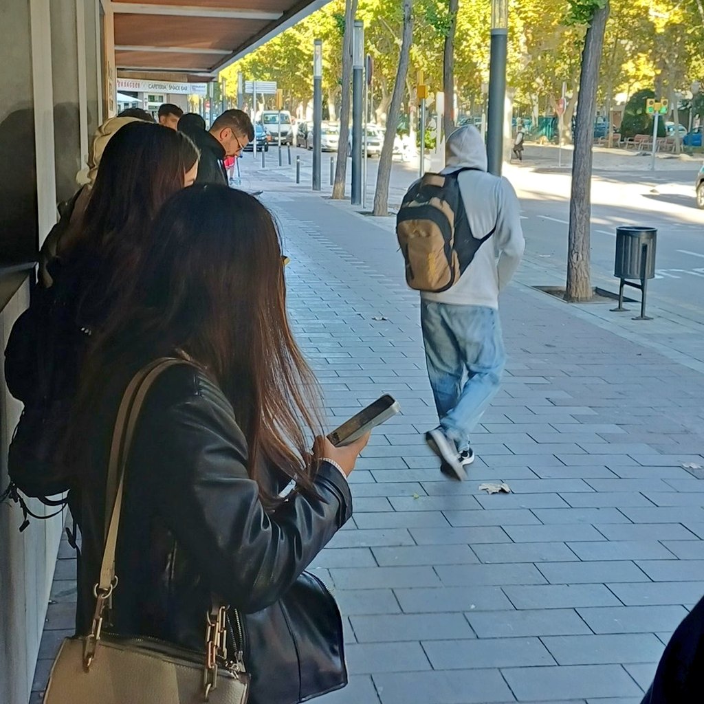 Bon dia Igualada! 🫩🥶

Aquí seguim, esperant dempeus desde les 7:30h busos que no arriben (o arriben plens). No matinem per fer tard!

La #HispanoFail fent novament gala de la seva incompetència.