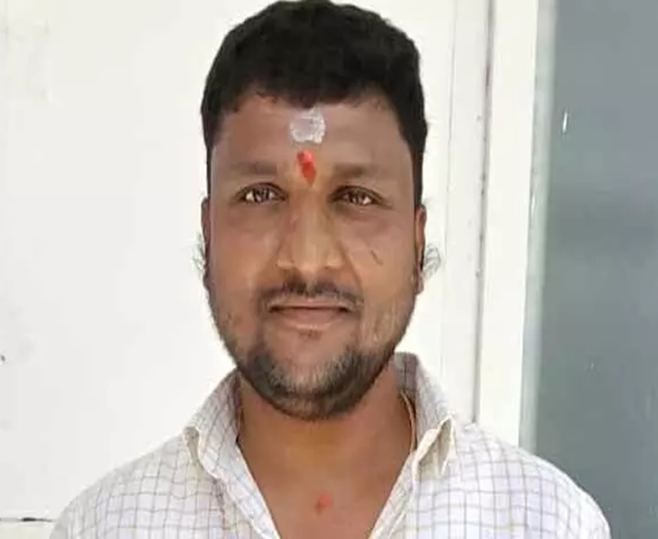 airnews_hyd's tweet image. ♦ మద్యం దుకాణాల కేటాయింపు కోసం ఆబ్కారీశాఖ అధికారులు డ్రా నిర్వహించారు. 

♦ డ్రాలో సంగారెడ్డికి చెందిన రాజేశ్వర్ గౌడ్ అనే వ్యక్తికి అదృష్టవశాత్తూ మూడు షాపులు వచ్చాయి. సదరు వ్యక్తి మొత్తం 24 షాపులకు టెండర్లు వేశారు.
#Tenders #Sangareddy #Draw