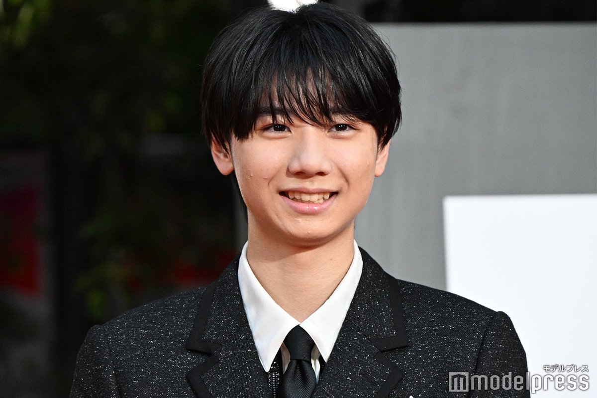 第38回東京国際映画祭🎞️】 羽村仁成、きらめくスーツ姿で登場 レッド