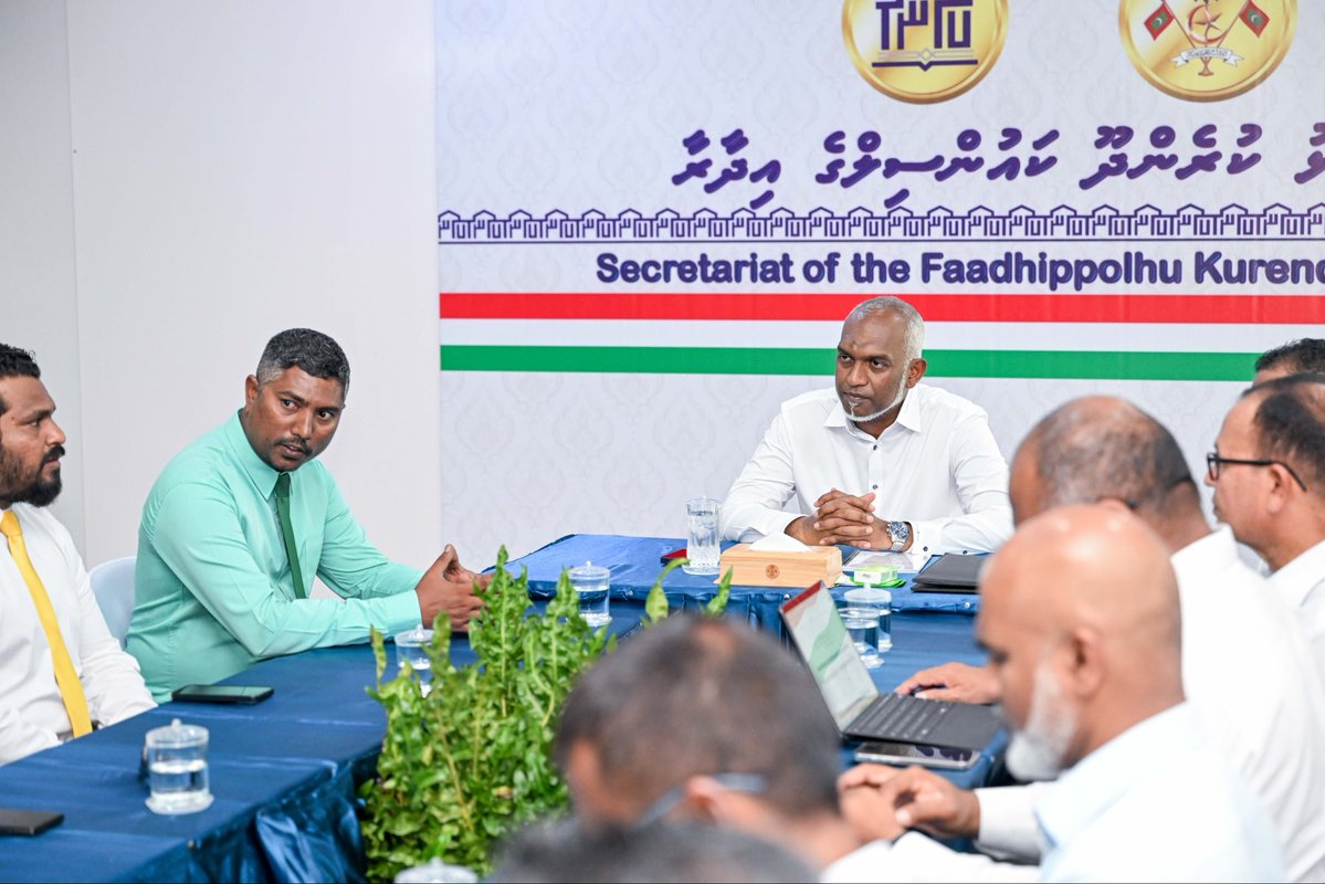 President Dr <a href="/MMuizzu/">Dr Mohamed Muizzu</a> holds discussions with the Lh. Kurendhoo Island Council, WDC, and institutional heads, creating dialogue on development aspirations and local governance priorities.  

#LhaviyaniAtollVisit #RayyithunGaathah
