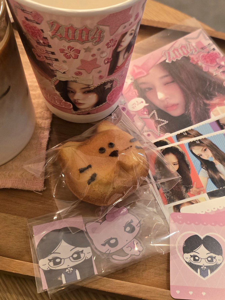 soko041028's tweet photo. ➳♡゛조이븐

카페가 핑크핑크하고 잘꾸미고...🩷
슬로건이랑 우치와가 너무 예뻐요 😏😏

#MAIBIRTHDAYGIRL
#버스데이걸마이짱 https://t.co/OeU89vNxOq