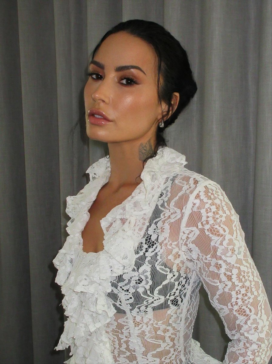 PeopleOfTheInt's tweet image. Demi Lovato stuns in a new photo.