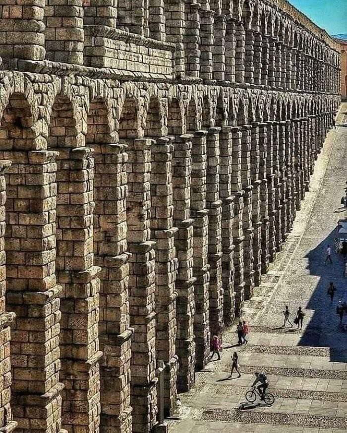 Thesaurarius's tweet photo. Calculado con números romanos y sin usar el cero. Ahí lleva casi dos mil años en pie.

Hace unos dos años Pilar Alegría, como portavoz del gobierno, justificó la desaparición de los  números romanos de los temarios educativos porque no aportaban conocimiento. https://t.co/8tHF1Nwzfz