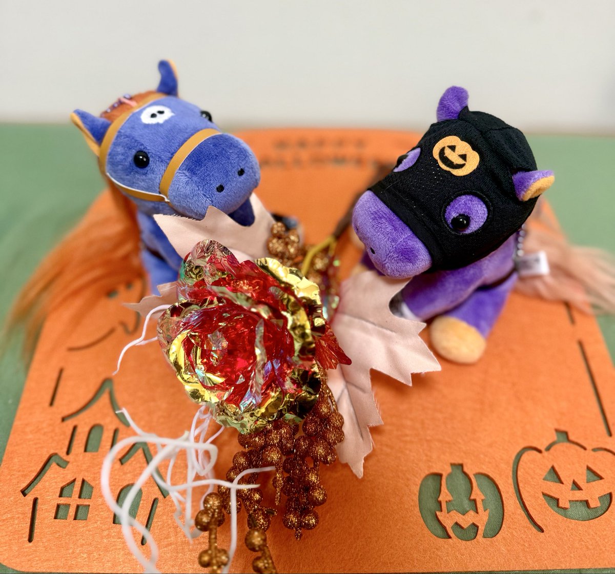 OKshotb's tweet image. ハロウィンパーティーくんの双子の弟👻
『ナイトパレード』が入厩しました。

お兄ちゃんと早速記念撮影🎃

#ハロウィン　
#アイドルホースシリーズ