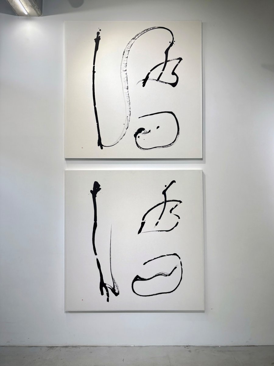 kengo_withoutme's tweet photo. 先週ですが、浅草のWATOWA GALLERYで開催中の「書の詩(うた)を聴け」展へ https://t.co/1MD7nk4LtJ キュレーターの黒瀬陽平さんに展示作品について丁寧に解説してもらう。「前衛」を通じて、書と絵画批評の接続、というか互いを総合する試みと言うべきか（10月31日まで）→ https://t.co/xxT3wznkkH