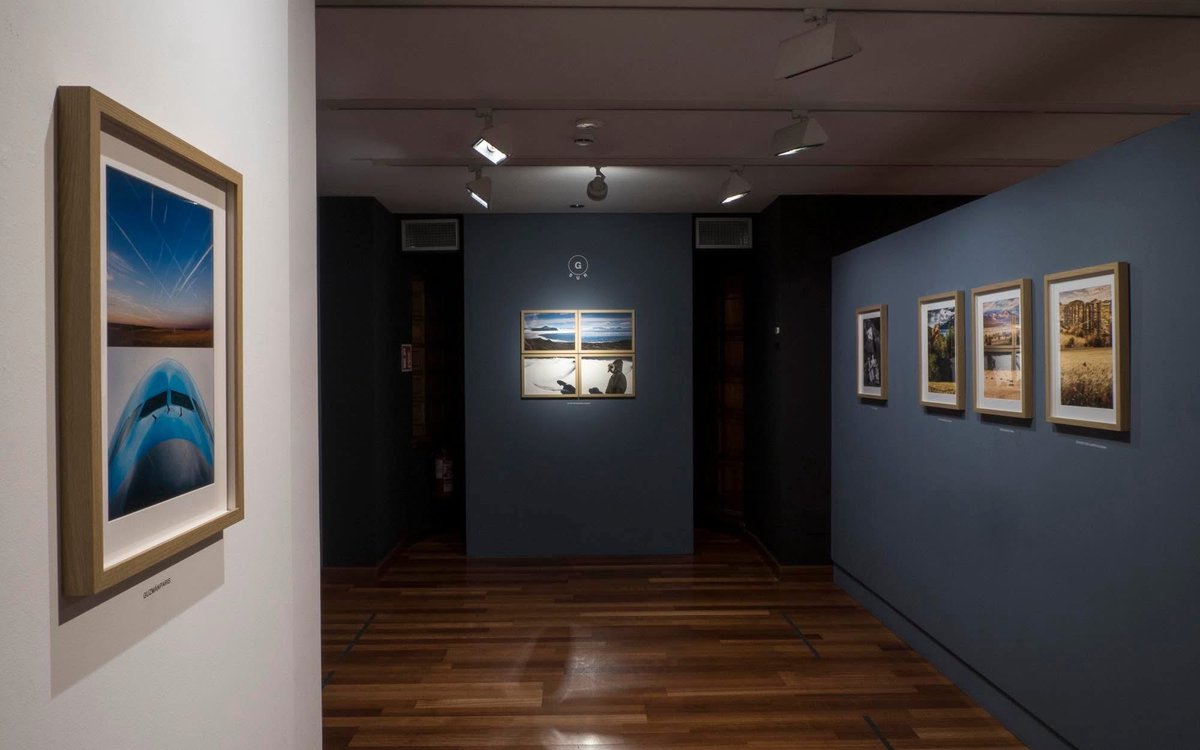 La Fundación Museo Evaristo Valle tiene el placer de convocar una nueva visita guiada dedicada a la exposición temporal “Guzmán y alrededores”, del fotógrafo Roberto Molinos, que tendrá lugar el domingo 2 de noviembre de 2025, a las 12:30 h.