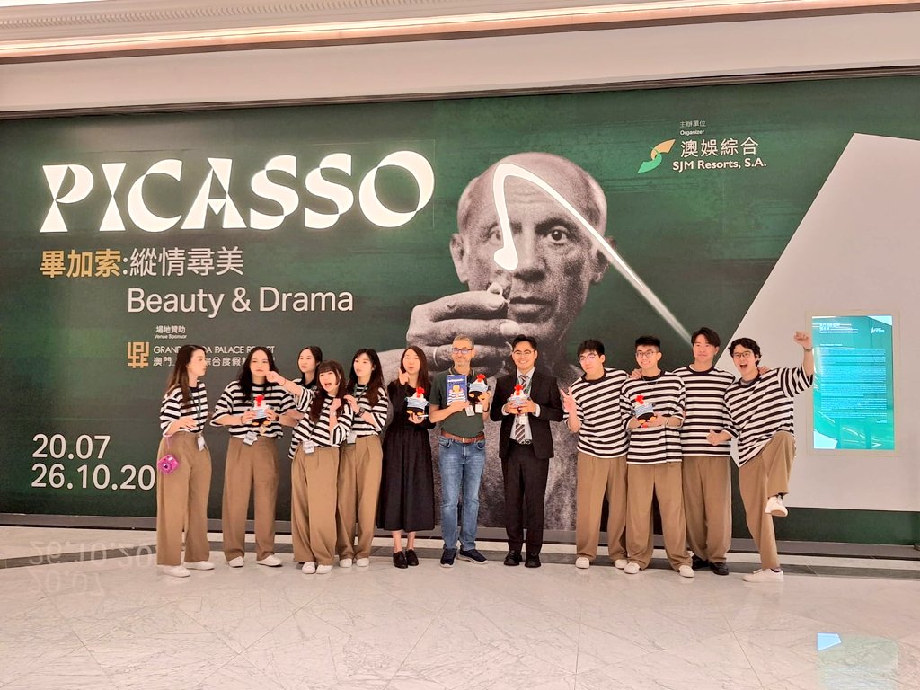 GodPikasso's tweet photo. Ya estoy "Desbloqueando a Picasso" también en #China 🇨🇳 

El comisario de la exposición "Picasso,  belleza &amp; drama" de la Bienal Internacional de Arte de #Macao (Art Macao 2025) con un ejemplar de mi libro en la mano, junto al equipo de la muestra.

¡Locura de foto! 😱 https://t.co/2bB6JBG6kQ