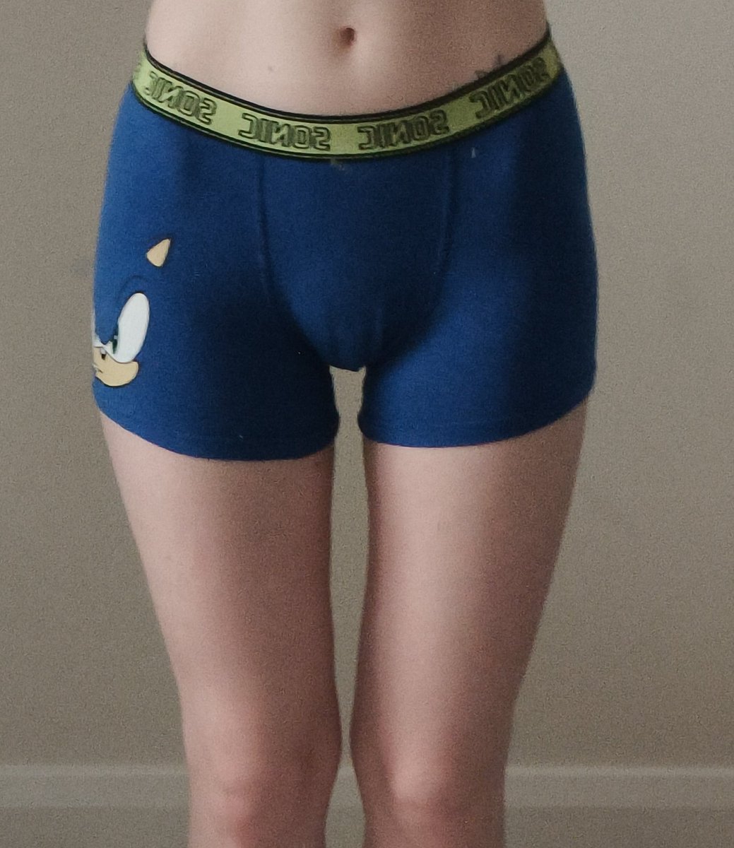 My towel looks shat on because it's green and my red hair stained it a bit.. 💀
Anyway I love when my hips jut out a bit 😸
50.3kg / BMI 18.3