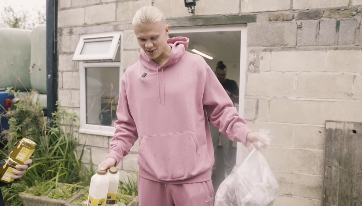 FaktaSepakbola's tweet image. Baru aja nonton Day in the life of a pro footballer: Erling Haaland.

Di level kekayaan &amp;amp; ketenaran kayak gitu, Haaland masih ke peternakan lokal buat beli daging, susu &amp;amp; madu sendiri.

Punya hubungan baik sama pemilik toko, hidup sederhana tanpa gaya hidup berlebihan.

Respect👏🏻