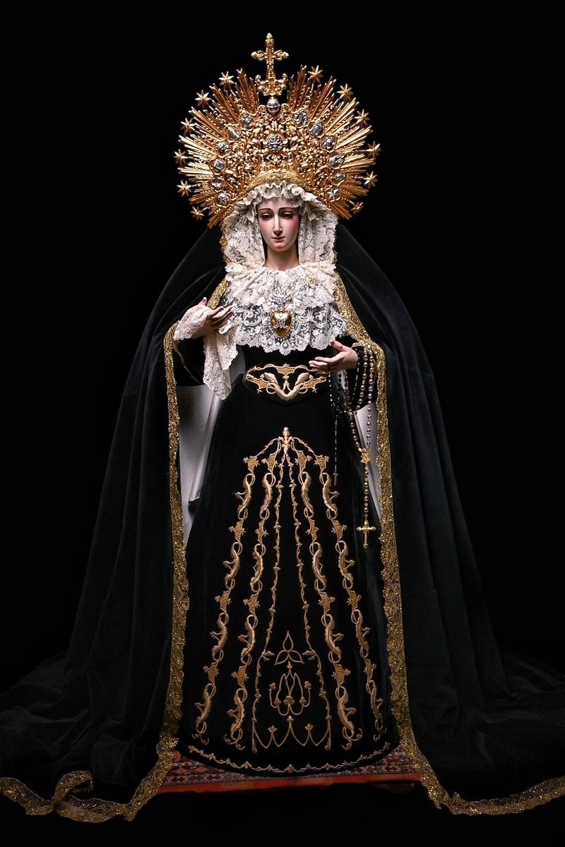 Así se encuentra ataviada Nuestra Señora de Gracia y Esperanza para la Solemnidad de los Fieles Difuntos #CofradíasMLG
