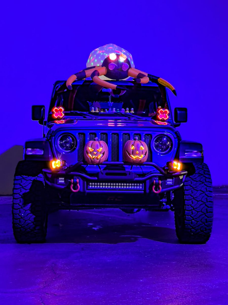 Novsight_Lights's tweet image. Why go normal? 🎃 Halos, Halo Pros &amp;amp; Halo SE turn your tricky truck into a Halloween showstopper 👻
📸IG @hi9h_tide
#Novsight #OffroadLights #TrickyTruck #Halloween2025 #CarMods #jeeprocks