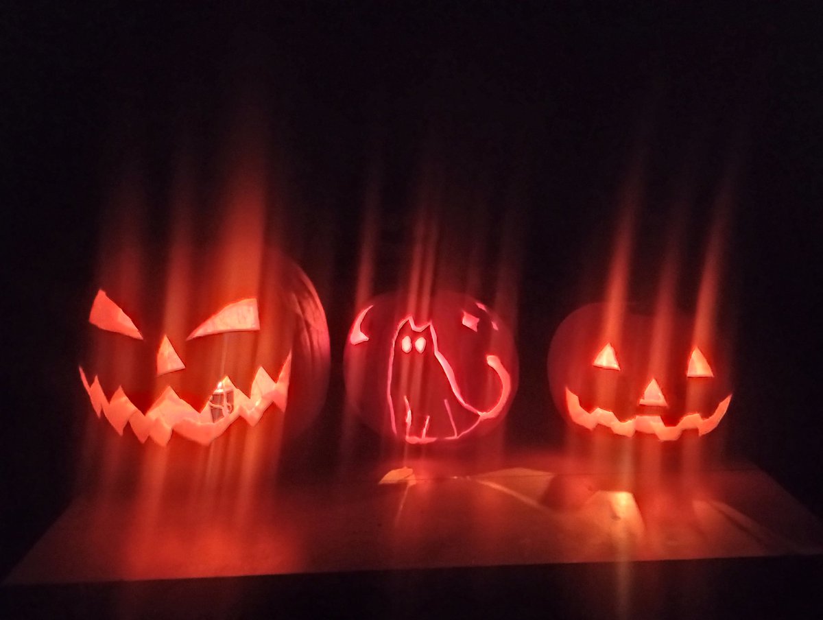 PropsDragon's tweet photo. It's that time of year again! My favorite holiday! Time to be all spooky. I can't resist making a good old jack-o'-lantern though, so I made 3 this time. And one of them is from one of my favorite films, Sleepy Hallow.
Happy Halloween everyone, and make it a spooky holiday! https://t.co/UtxcnFh9Id
