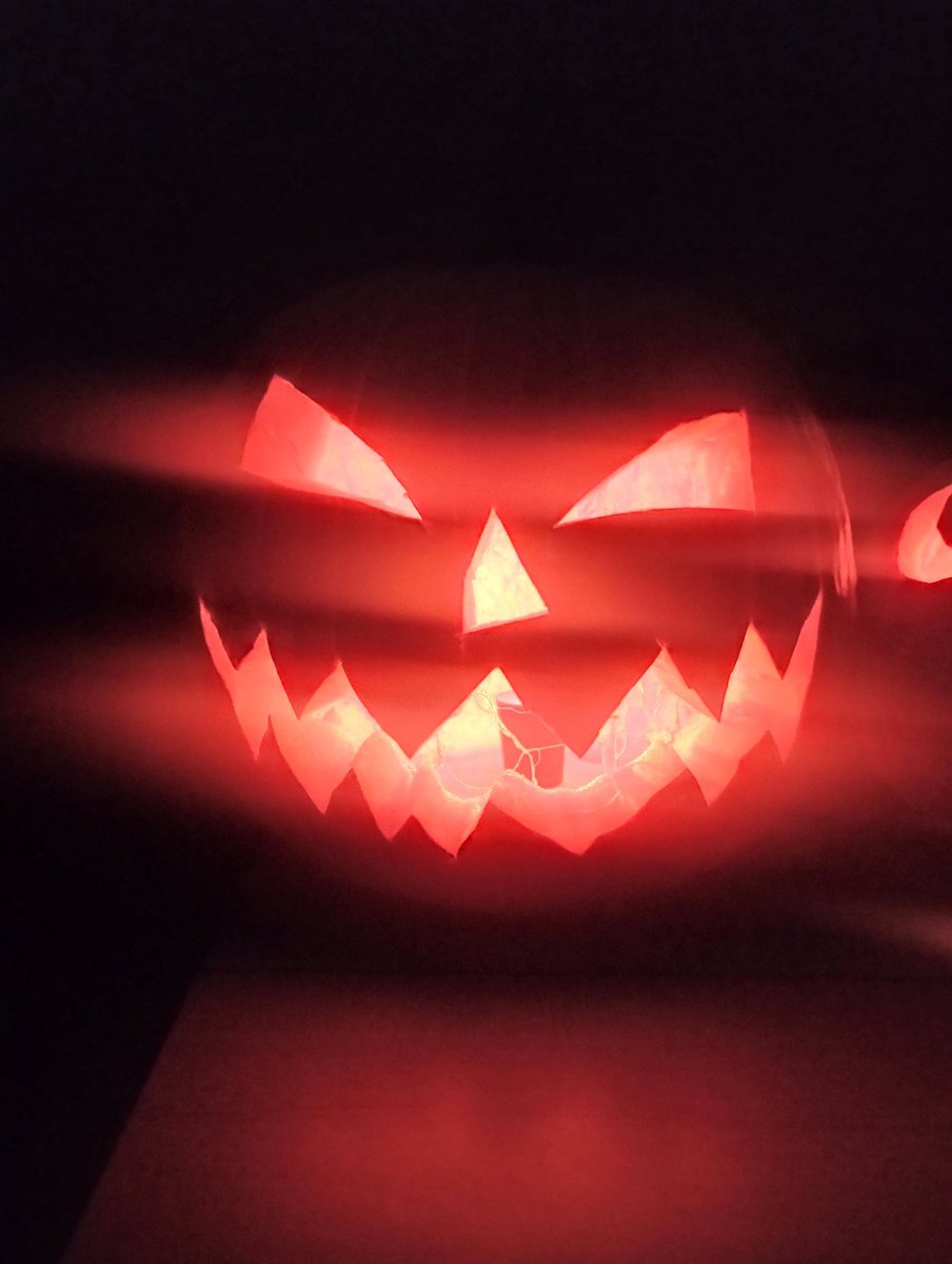 PropsDragon's tweet photo. It's that time of year again! My favorite holiday! Time to be all spooky. I can't resist making a good old jack-o'-lantern though, so I made 3 this time. And one of them is from one of my favorite films, Sleepy Hallow.
Happy Halloween everyone, and make it a spooky holiday! https://t.co/UtxcnFh9Id