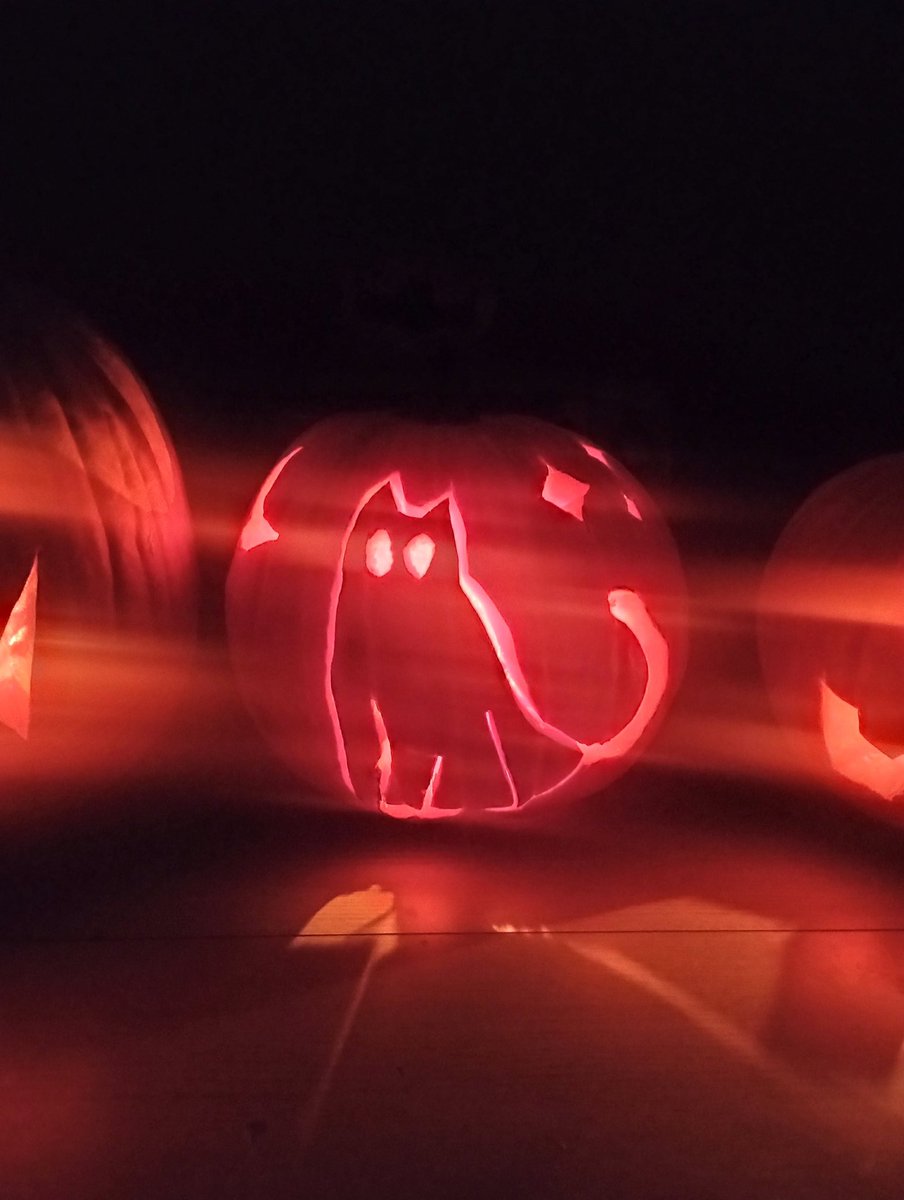 PropsDragon's tweet photo. It's that time of year again! My favorite holiday! Time to be all spooky. I can't resist making a good old jack-o'-lantern though, so I made 3 this time. And one of them is from one of my favorite films, Sleepy Hallow.
Happy Halloween everyone, and make it a spooky holiday! https://t.co/UtxcnFh9Id